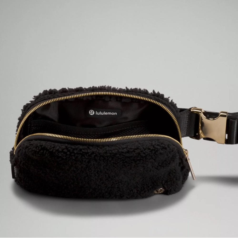 Lululemon Everywhere Fleece Belt Bag Black New with Tags! - Picture 3 of 5